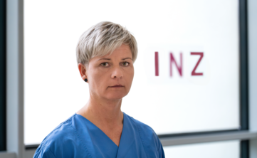 Frau mittleren Alters mit kurzen blonden Haaren