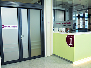 Tür und Glaskasten mit Beschriftung Zentrale Notaufnahme