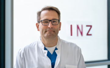 Mann mittleren Alters mit Brille