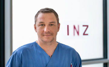 Porträt junger Mann mit kurzen dunklen Haaren